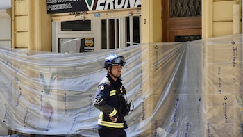 Desalojan cuatro fincas del barrio del Putxet de Barcelona por un socavón de ocho metros cerca de las obras del metro