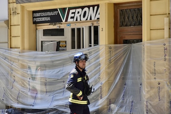 Efectivos de bomberos durante el desalojo de un edificio por un socavón en un interior de manzana, a 7 de julio de 2026, en Barcelona, Catalunya (España). (David Oller/Europa Press)