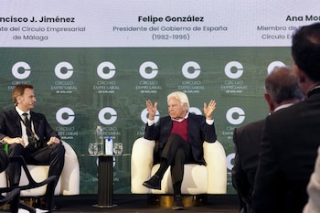 22/10/2026 El expresidente del Gobierno, Felipe González (d), interviene en el 'Encuentro de Líderes: Liderazgo y visión global'. A 22 de octubre de 2026 en Málaga (Andalucía, España). El expresidente del Gobierno Felipe González ha calificado este jueves de proceso "antidemocrático" la próxima votación de la Diputación Permanente de los dos decretos de vivienda que tumbó el Congreso de Diputados el pasado 2 de octubre.
POLITICA
Álex Zea - Europa Press