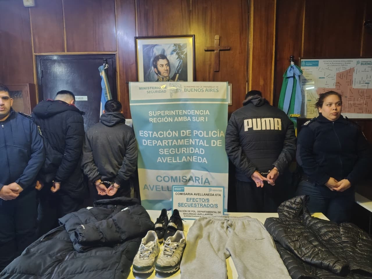 Los detenidos están imputados por robo agravado en poblado y en banda y por mercadería en tránsito