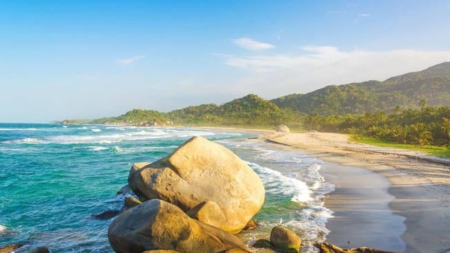 Los manglares, arrecifes y playas cumplen una función de barrera natural ante el oleaje y ayudan a reducir el impacto de la erosión costera - crédito Parque Tayrona