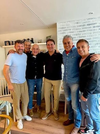Quien aparece en el extremo izquierdo de la foto es Julio César Herrera, el actor colombiano, y en el cuarto lugar, de izquierda a derecha, Néstor Lorenzo, técnico de la selección Colombia - crédito Adrián Magnoli