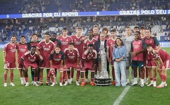 A CORUÑA, 12/08/2026.- Los jugadores del Real Madrid Fede Valverde posan con el trofeo, tras el partido del Teresa Herrera que Deportivo A Coruña y Real Madrid han disputado este miércoles en el estadio de Riazor, en A Coruña. EFE/Cabalar