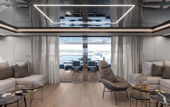 Zona interior del lujoso yate