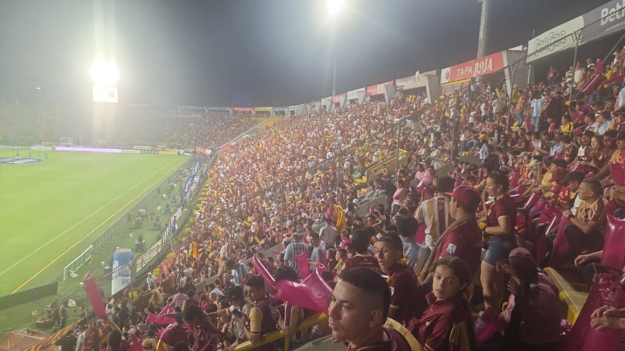 Los aficionados del Tolima respondieron de gran manera en el estadio Manuel Murillo Toro para la final Tolima vs. Junior - crédito Alejandro Rodríguez/Infobae Colombia