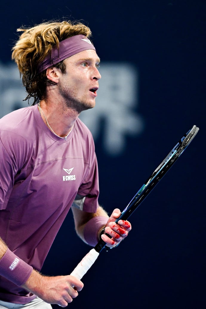 Rublev continuó jugando y ganó el partido