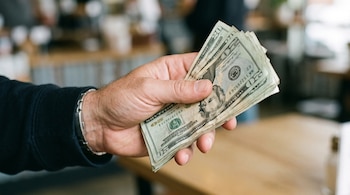 La cotización del dólar en Colombia marcó un mínimo de $3.137 y un máximo de $3.150 en los primeros minutos del mercado - crédito VisualesIA/Imagen Ilustrativa Infobae