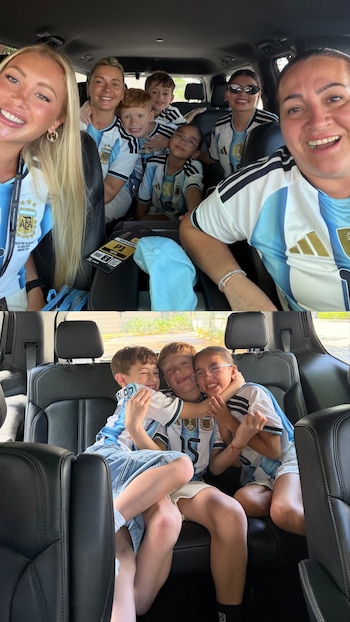 Siete personas, incluyendo adultos y niños, en el interior de un vehículo. Visten camisetas de la selección argentina. Un ticket y una gorra celeste están en un asiento