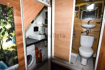 El lavabo está situado encima