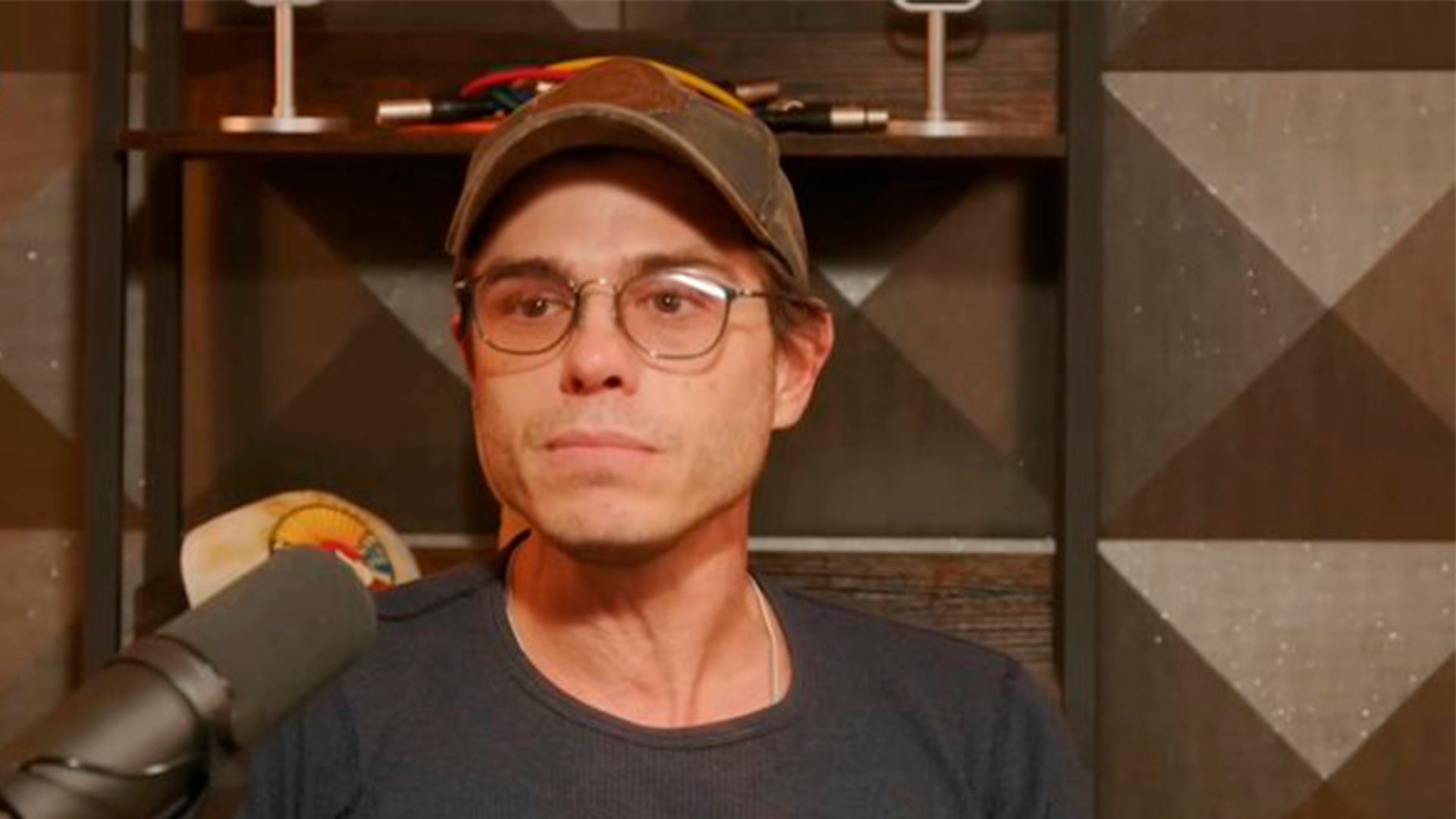 Durante un reencuentro en Los Ángeles, el actor contó que su compañero convertía los paseos en una prueba de personaje (Instagram @officialbrotherlylovepod)