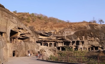 Monumento monolítico tallado de arriba hacia abajo en un acantilado de basalto, no en una cueva tradicional