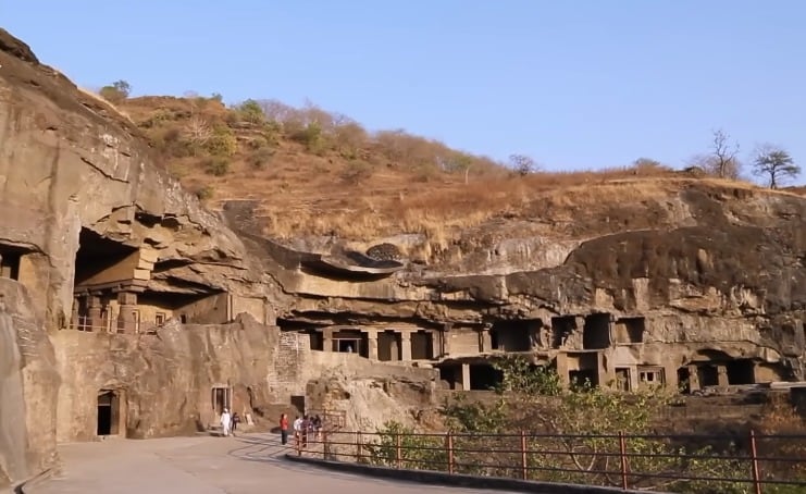 Monumento monolítico tallado de arriba hacia abajo en un acantilado de basalto, no en una cueva tradicional