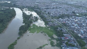 El río Cauca continúa desbordado en Cali.
