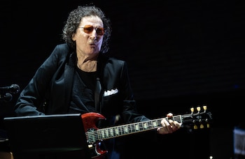 Charly García con guitarra en mano (Franco Fafasuli)