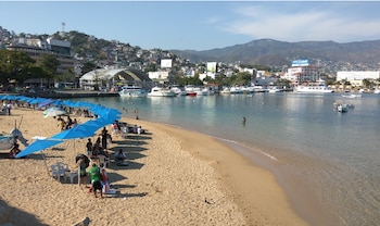 Turistas en playa de Acapulco