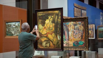 Un visitante toma fotografías de