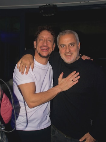 Sebastián Carnevale se acercó a saludar a Nico Vázquez en el cumpleaños sorpresa