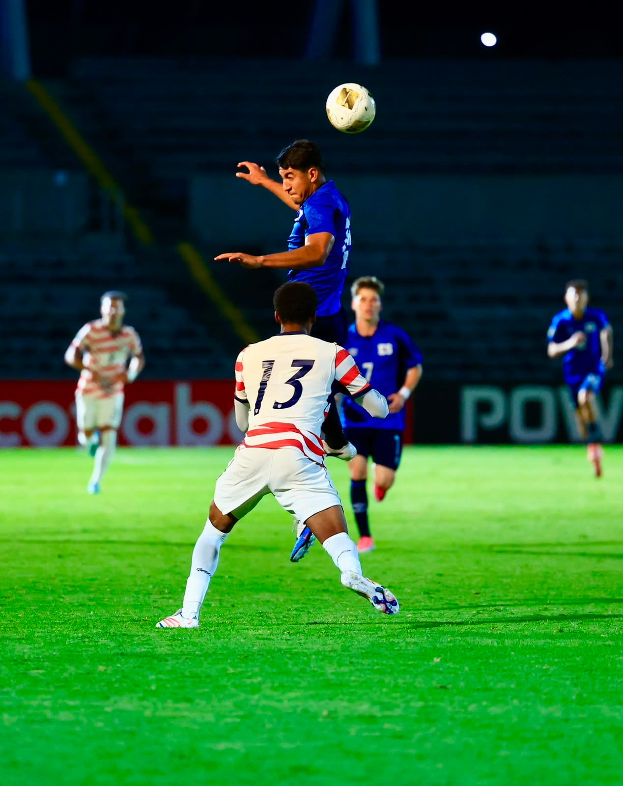 El conjunto juvenil sumó su segunda derrota en la fase de grupos y complicó su avance, luego de un partido en el que el marcador se definió por tres tantos de diferencia. (Cortesía: La Selecta_SLV)