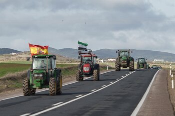 Varios tractores circulan por la N-403 dirección Zafra durante una concentración, a 16 de enero de 2026, en Badajoz, Extremadura (España). (Javier Cintas / Europa Press)