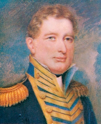 Retrato de un hombre caucásico de mediana edad con cabello claro y uniforme militar azul con botones, galones dorados y charreteras. Fondo azul verdoso