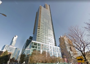 La Policía de Nueva York detuvo en el edificio The Hayden a un hombre desnudo que intentó entrar por la fuerza a otra vivienda y lo considera persona de interés en el crimen de Carlos Penzo./ (tn8.ni)