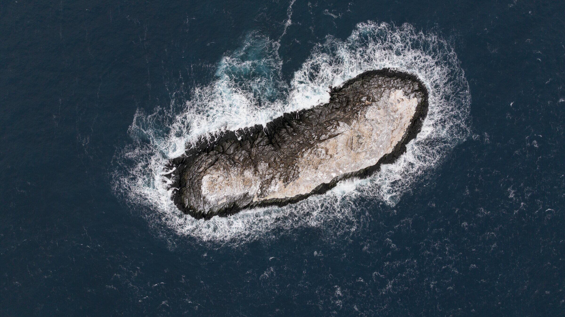 La isla supera las dimensiones del propio Polarstern: mide 130 metros de largo por 50 de ancho y sobresale 16 metros por encima del mar (Alfred-Wegener-Institut / Christian Haas)