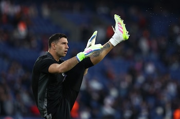 Dibu Martínez hostigado por el