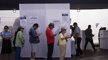 Perú dirime en las urnas dos modelos antagónicos con la posible vuelta del fujimorismo en pleno hastío electoral