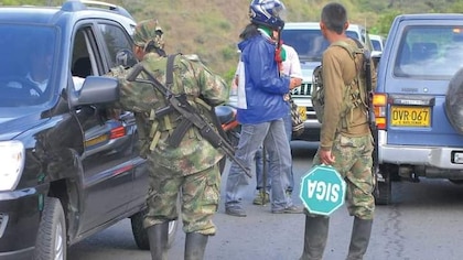 Retén ilegal en la vía Inzá-La Plata terminó con el robo de una camioneta de la UNP: investigan si el ELN estuvo detrás del asalto