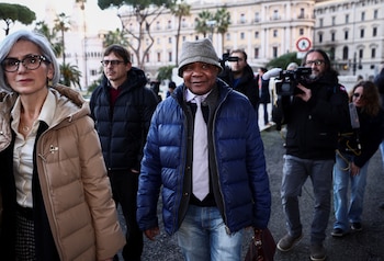 Patrick Lumumba y su abogada, Cinzia Bartolucci, cerca del máximo tribunal de apelaciones de Italia ( REUTERS/Guglielmo Mangiapane)