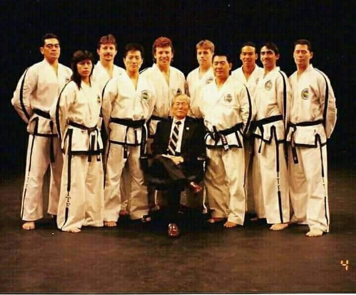 Noemí Prone junto al general Choi Hong Hi, fundador del taekwondo, y su colaboración directa con el Gran Master Choi Jung Hwa en la creación de la Enciclopedia Técnico Didáctica Legacy (Archivo personal y gentileza de Noemí Prone)