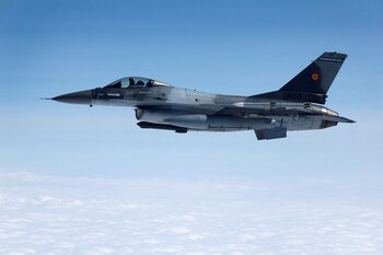 Un avión de combate F-16