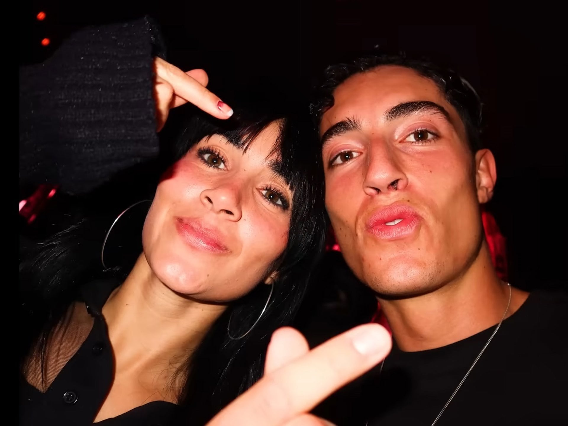 Aitana y Plex en un video publicado de 'La vuelta al mundo 3' (YOUTUBE).