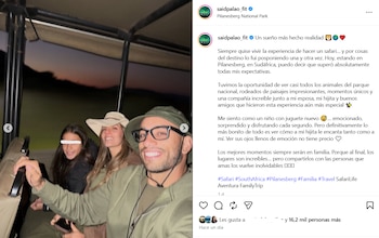Said Palao, Alejandra Baigorria y una niña sonríen en la parte trasera de un vehículo de safari, con un cielo anaranjado al atardecer de fondo