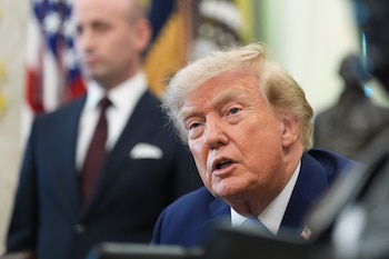 Donald Trump afirmó que las negociaciones sobre Ormuz avanzan bien, pero evitó confirmar si Estados Unidos e Irán ya alcanzaron un acuerdo. (AP Foto/Alex Brandon)
