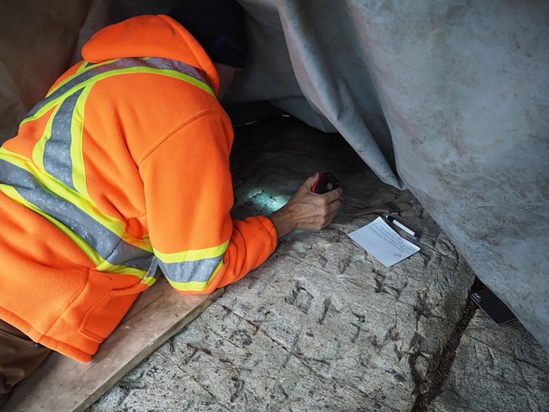 Un experto pasó tres horas rastreando la roca en busca de pistas para descifrarla (Ontario Center for Archeological Education)