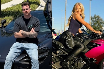 Composición con un hombre sentado sobre el capó de un automóvil negro a la izquierda y una mujer sobre una motocicleta a la derecha