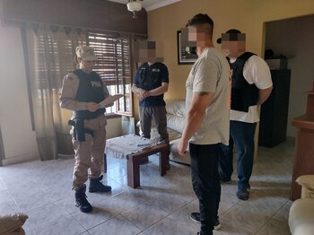 Tiró sus ahorros en dólares a la basura y ofreció una recompensa: la Justicia investiga a dos policías de la bonaerense