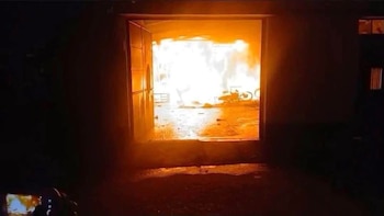 Un operativo de desalojo en Santa María Nebaj, Quiché, en Guatemala, terminó con la expulsión forzosa de una mujer de 77 años, junto con su hija, así como conel estallido de protestas masivas y el incendio de la vivienda de la jueza responsable del caso.