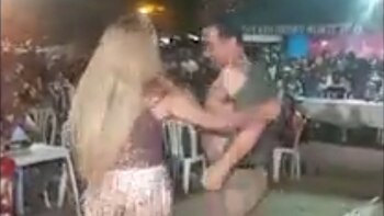 La polémica exhibición de un alcalde junto a una imitadora de Gloria Trevi en Bolivia