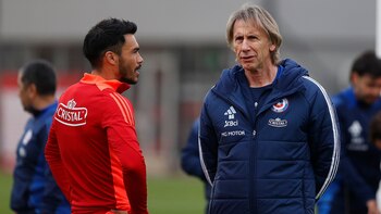 Ricardo Gareca recibió una especial visita en entrenamiento de la selección chilena.