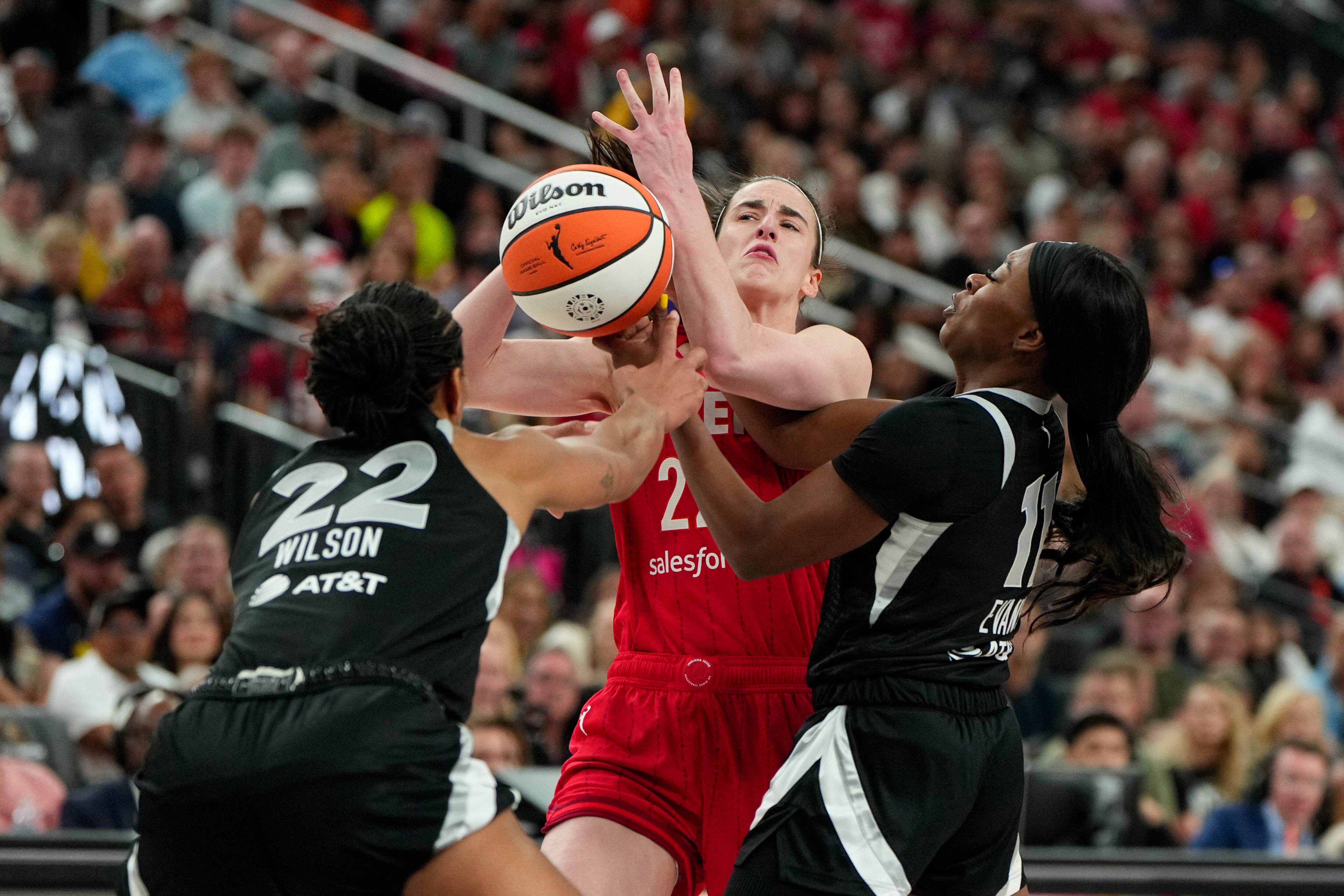 Las discusiones sobre el trato físico en el básquet femenino resurgen con la irrupción de Caitlin Clark (Mandatory Credit: Lucas Peltier-Imagn Images)