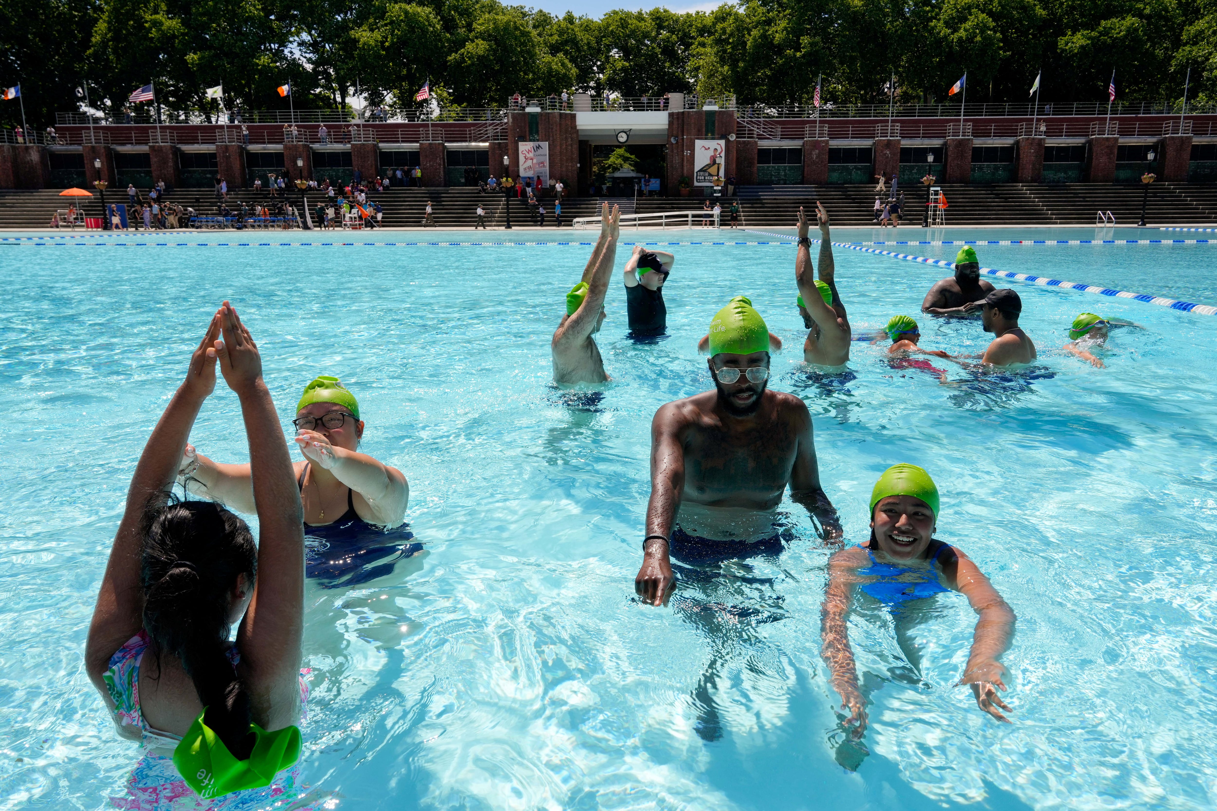 NYC Parks sumó 8 sedes respecto del año pasado y elevó la oferta de clases gratuitas de natación a más de 16.000 participantes (REUTERS/Adam Gray).