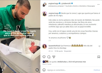 Un hombre con barba y gorra verde se inclina sobre un bebé recién nacido envuelto en mantas blancas dentro de una cuna de hospital