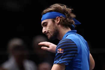 El griego Stefanos Tsitsipas durante su partido de semifinal ante el búlgaro Grigor Dimitrov. (REUTERS/Stephanie Lecocq)