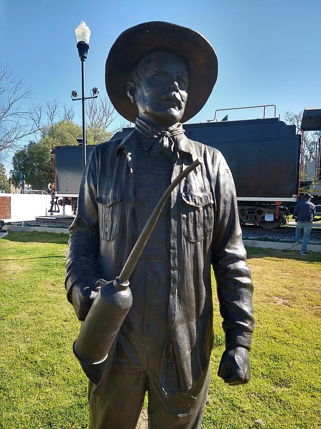 El 7 de noviembre de 1907, Jesús García Corona arriesgó su vida para alejar un tren cargado de dinamita y evitar una tragedia en Nacozari, Sonora. La explosión destruyó la locomotora y le costó la vida, motivo por el cual se conmemora el Día del Ferrocarrilero. (Wikimedia Commons)