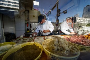 Un hombre trabaja en un