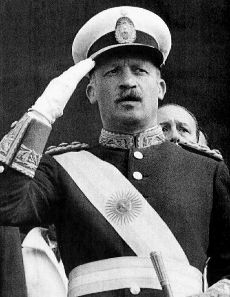 Su nombre se había hecho conocido durante el gobierno provisional de José María Guido, en 1962, cuando surgió como uno de los líderes de “los azules” una facción del Ejército que aceptaba un “peronismo sin Perón”