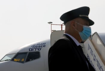 Delegaciones de Israel y EEUU viajaron a Emiratos en el primer vuelo comercial de la historia desde Tel Aviv a Abu Dhabi, en un avión con la palabra "paz" en inglés, árabe y hebreo (Reuters)