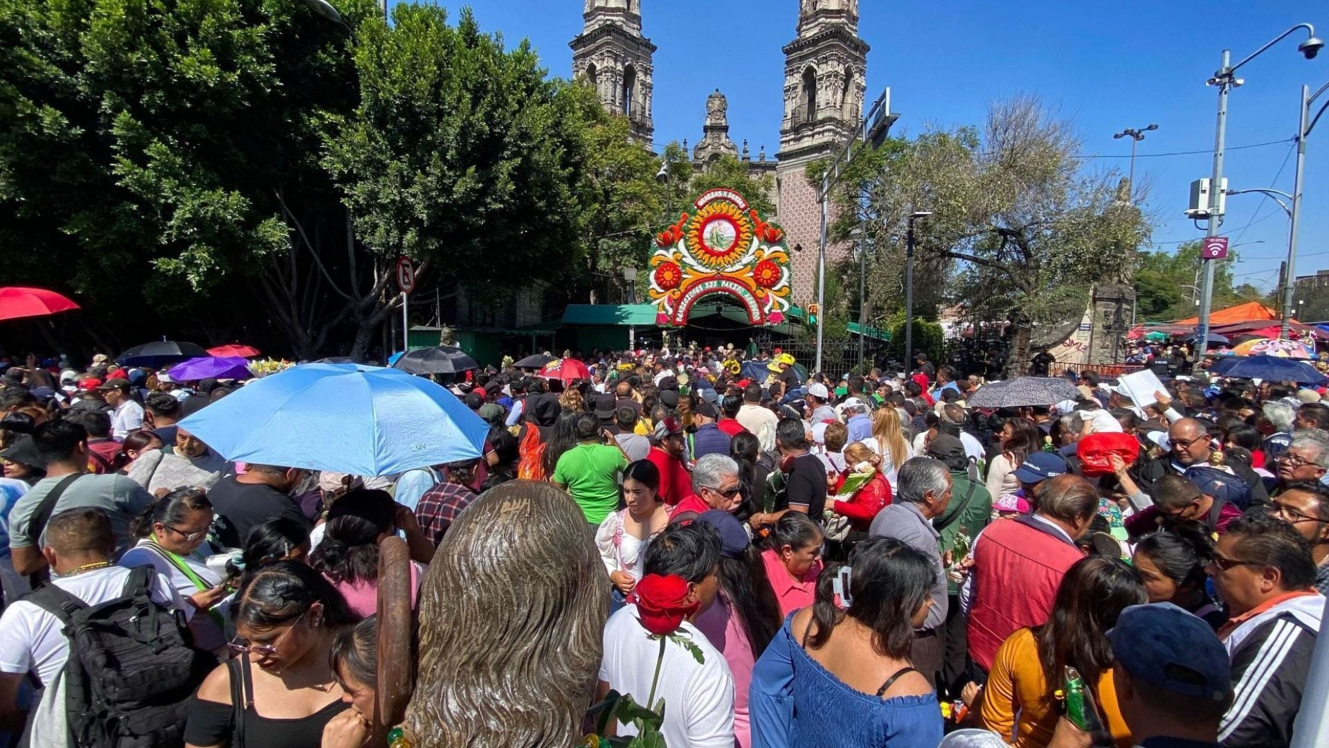 CIUDAD DE MÉXICO 28OCTUBRE2025.- Miles de fieles a San Judas Tadeo se dieron cita a lo largo de este día para festejar al santo, agradecer o realizar alguna manda, en la iglesia de San Hipólito. FOTO:ROGELIO MORALES /CUARTOSCURO.COM